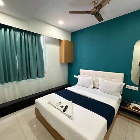 Hotel Sky Palace Adajan Сурат Екстер'єр фото