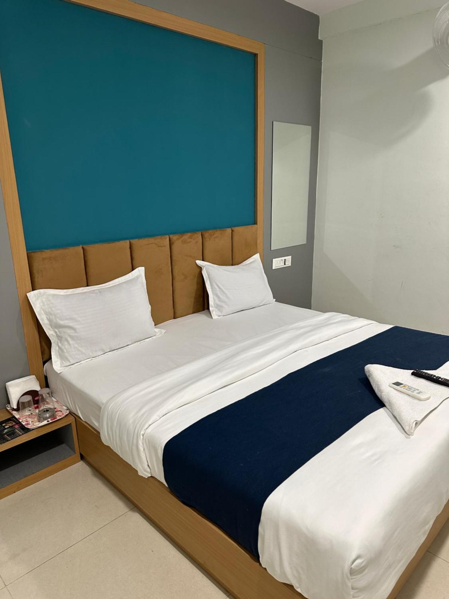Hotel Sky Palace Adajan Сурат Екстер'єр фото