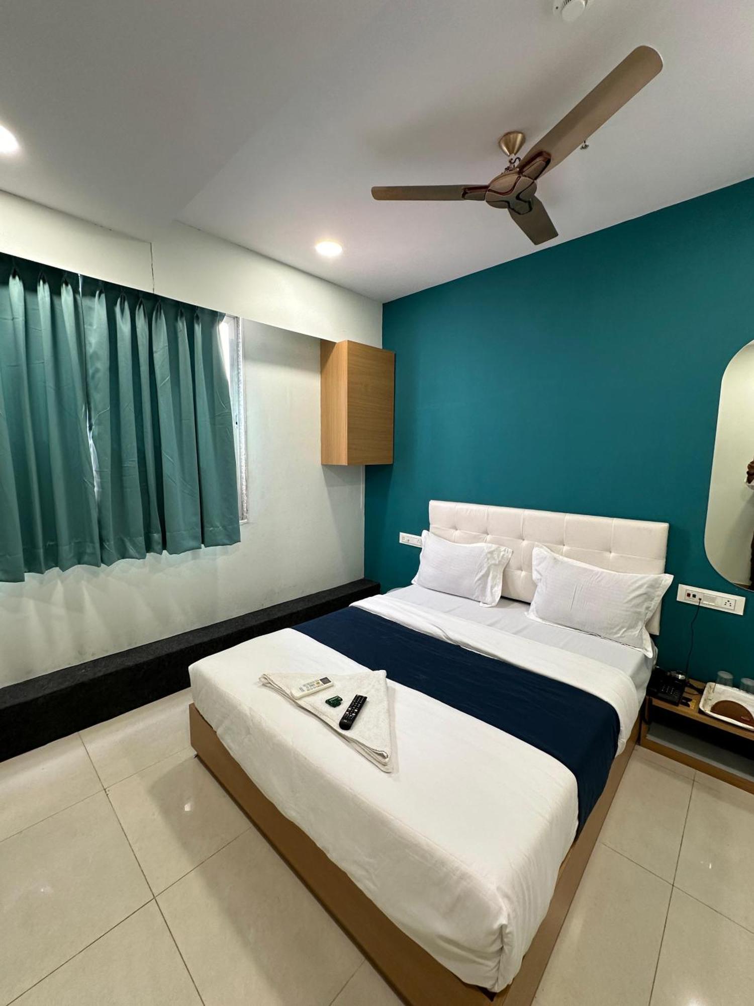 Hotel Sky Palace Adajan Сурат Номер фото